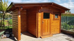 casetta block-haus con legnaia affiancata.