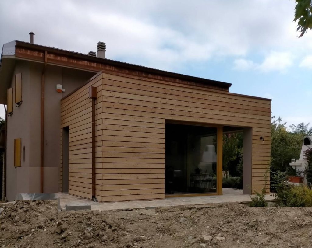 rivestimento in tavole di legno di larice posato orizzontale. Progetto dell' architetto Giovanni Battista Menzani.
